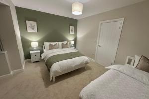 StaincrossにあるBeautiful Cosy Yorkshire Home - Newly Refurbishedの大きなベッドと白いベッドのある寝室 sidx sidx sidx sidx