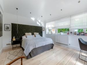 une chambre avec un grand lit et deux fenêtres dans l'établissement Fir Trees - Uk49994, à Crowborough