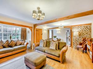 un salon avec deux canapés et une table dans l'établissement Forge Cottage, à Carlton