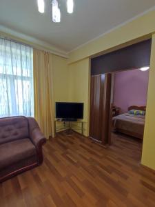 TV a/nebo společenská místnost v ubytování Spacious apartment at 18 Grigory Skovoroda Street