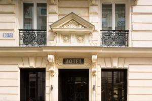 un panneau d'hôtel à l'avant d'un bâtiment dans l'établissement Hotel Le 10 BIS, à Paris