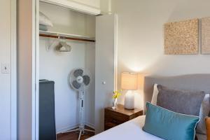 een slaapkamer met een bed met blauwe kussens en een ventilator bij Outdoors, Hiking, Skiing Mountain Vacation Getaway in Tannersville