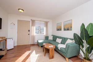 een woonkamer met een groene bank en een tafel bij Outdoors, Hiking, Skiing Mountain Vacation Getaway in Tannersville