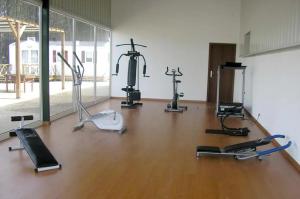 Un gimnasio con varios equipos de ejercicio en una habitación. en Nature's Avlis Bungalow 4XZ, en Pataias