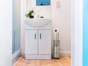 Earl ShiltonにあるHilltop Apartment 9 - Uk50601の洗面台と鏡のある白いバスルーム