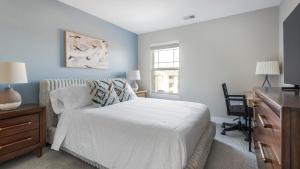 a bedroom with a bed and a desk and a window at Landing Beautiful 2BD Gym Clubhouse in Eureka +27 photos