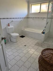Coastal Calm Entire Top Floor of House Private Entrance and ammenitiesにあるバスルーム +35枚の写真