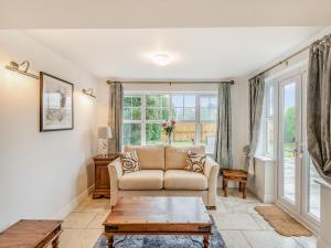 Posezení v ubytování Nurseries Cottage