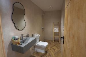 een badkamer met een wastafel, een toilet en een spiegel bij Dar Charkaoui in Tetouan +23 foto's