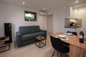una sala de estar con un sofá y una mesa en Lara - private parking and garden, en Razvala