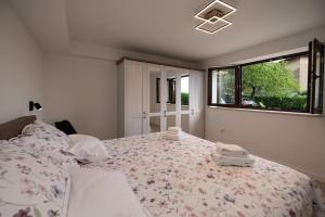 un dormitorio con una cama y una ventana en Lara - private parking and garden, en Razvala