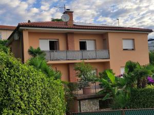 una casa con un balcón al costado en Lara - private parking and garden, en Razvala