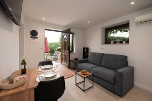 una sala de estar con un sofá y una mesa en Lara - private parking and garden, en Razvala