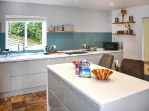 cocina con encimera blanca y fregadero en Bracken Lea, en Barbrook 9 fotos más
