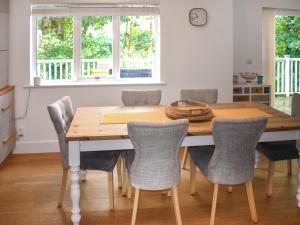 Un comedor con mesa y sillas de madera. en Bracken Lea, en Barbrook