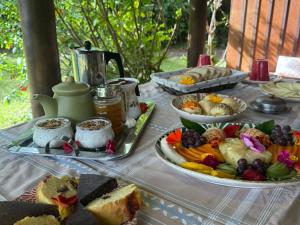 a table with two plates of food on it at Casa da Floresta in Guarda do Embaú