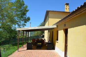 a patio with a table and an umbrella at Urbania, Arte e Natura in Urbania
