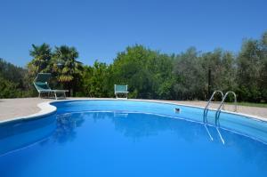a swimming pool with two chairs and a table at Urbania, Arte e Natura in Urbania