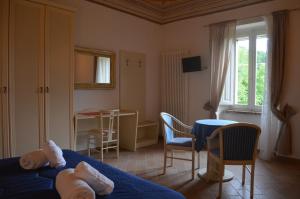 a hotel room with a bed and a table and chairs at Urbania, Arte e Natura in Urbania