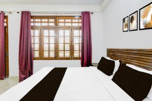 Ένα ή περισσότερα κρεβάτια σε δωμάτιο στο Hotel O Lotus Stay Inn +21 φωτογραφίες