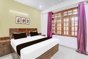 Postel nebo postele na pokoji v ubytování Hotel O Lotus Stay Inn