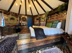 a bedroom with a bed in a tent at CABANA OCTAGONAL c BANHEIRA in Urubici