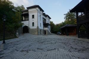 un gran edificio blanco en una calle adoquinada en Bujorul Oltului, en Călimăneşti 42 fotos más