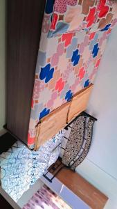 une armoire avec un lit avec une courtepointe dessus dans l'établissement Gs Rooms, à Colva