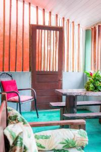 Habitación con mesa, sillas y puerta en Casa da Cosmira, en Trancoso