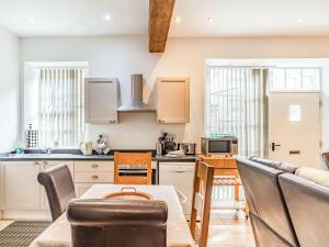 een keuken en eetkamer met een tafel en stoelen bij Shire Cottage - Uk37451 in Pateley Bridge