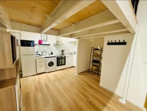 Kuchyň nebo kuchyňský kout v ubytování Studio for 4 people Downtown