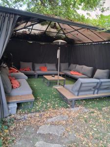 eine Gruppe von Sofas in einem Zelt in der Unterkunft Escale fleurie in Toulouse