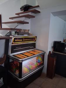a pinball machine in the corner of a room at Escale fleurie in Toulouse