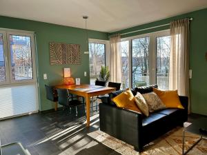 a living room with a couch and a table at LITELIVING Cozy Suite - Sauna - Balkon - Parken - BBQ - Modern & Gemütlich in Möhnesee