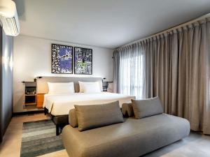 サンパウロにあるNovotel SP Jardinsのベッドとソファのあるホテルの部屋 +128枚の写真