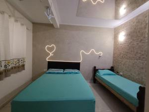 a bedroom with two beds in a room at Edícula aconchegante em Peruíbe in Peruíbe