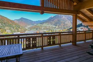 a view from the deck of a cabin with a bench at Dans résidence neuve LE SNOW ROC sur les pistes, appartement 8 personnes 2 chambres et coin montagne avec Terrasse WIFI et SAUNA in Saint-Jean-dʼAulps