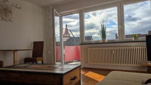 Una sala de estar con un gran ventanal con vistas. en Herzstück, en Gengenbach
