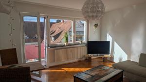 Una sala de estar con un sofá y una ventana grande. en Herzstück, en Gengenbach