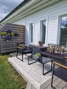 帕亚拉ArcticStay 21A的庭院设有2张长椅和1张桌子