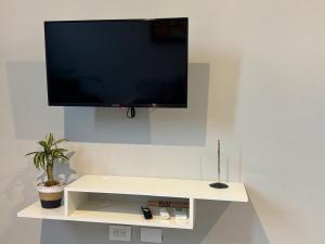 a flat screen tv hanging on a white wall at Morada del Mar in Mar de Cobo