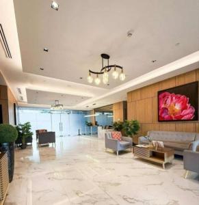 マンダウエ・シティにあるLei's Abodeの建物内のソファと椅子のあるロビー