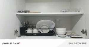 マンダウエ・シティにあるLei's Abodeの皿棚 +2枚の写真