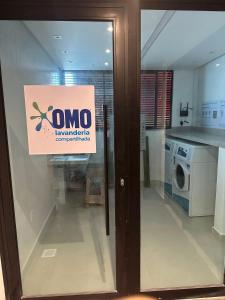 a sign in the window of a laundry room at Studio 404 On São Mateus in Juiz de Fora +8 photos