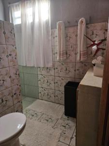 Un baño con ducha, WC y toallas. en Casa da Cosmira, en Trancoso 38 fotos más