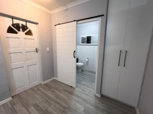 Ένα μπάνιο στο Marbella - Cozy studio in Heart of Table View