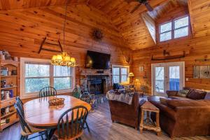 comedor y sala de estar en una cabaña de madera en A Mountain Hideaway, en Blowing Rock