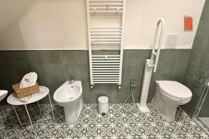 a bathroom with a toilet and a bidet at La Casetta nel Borgo in Cerisano +19 photos
