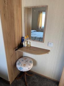 スキップシーにあるSteph's Havenの洗面化粧台(鏡、スツール付) +20枚の写真