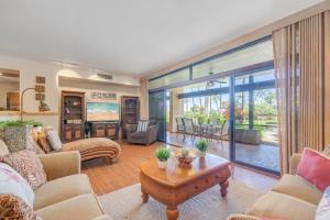 una sala de estar con un sofá y una mesa en Kaanapali Royal G102, en Lahaina